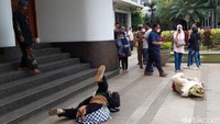 Setelah dipaksa, dua pria berkostum kera itu akhirnya kembali berlari dan kembali bergabung ke barisan massa aksi.  