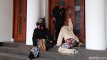 Hanoman Geruduk Kantor Wali Kota Bandung, Ngapain?