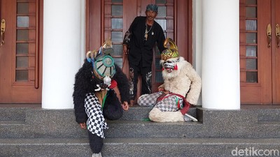 Hanoman Geruduk Kantor Wali Kota Bandung, Ngapain?
