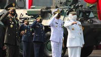 Gubernur Jawa Timur Khofifah Indar Parawansa (kanan) bersama Pangdam V/Brawijaya Mayjen TNI Suharyanto (kiri) dan Pangkoarmada II Laksda TNI Iwan Isnurwanto (kedua kanan) melakukan penghormatan saat mengikuti upacara peringatan HUT ke-76 TNI secara virtual di Kodam V/Brawijaya, Surabaya, Jawa Timur, Selasa (5/10/2021). ANTARA FOTO/Didik Suhartono