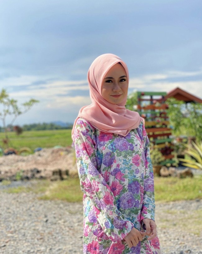 Intan Najuwa meraih popularitasnya setelah membintangi sinetron Hantu Punya Bos pada 2016 yang tayang di TV3 Malaysia. Dan pada 2021 ini, Intan membintangi tiga serial televisi sekaligus. Dalam salah satu sinetron yang dibintanginya, Intan tampil berhijab. Foto: Dok. Instagram @intannajuwa