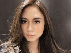 8 Foto Artis Cantik Malaysia Dijulidin Netizen karena Pakai Rok Mini