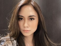 8 Foto Artis Cantik Malaysia Dijulidin Netizen karena Pakai Rok Mini