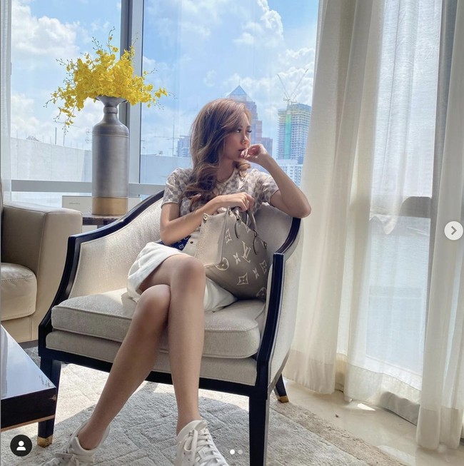 Unggahan Intan untuk endorse tas Louis Vuitton itu dibanjiri komentar netizen Malaysia yang memintanya mengenakan busana lebih tertutup. “Cover u punya aurat pretty🥰just tegur,” tulis netizen. “Aurat sis,” tulis netizen lainnya. Foto: Dok. Instagram @intannajuwa