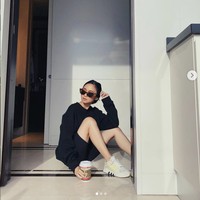 Dalam sebuah wawancara Intan Najuwa pernah mengatakan dirinya memilih tidak menanggapi komentar buruk di media sosial. “Saya ambil pendekatan untuk tidak melayan perkara dan komen negatif terutama dalam platform media sosial. Saya lebih suka memandang ke hadapan dan malas nak hiraukan apa yang diperkatakan orang lain. Cukuplah saya sendiri yang tanggung, hadap dan selesaikan dengan cara sendiri,” katanya. Foto: Dok. Instagram @intannajuwa