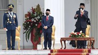 Pesawat tempur tersebut terbang saat upacara peringatan HUT ke-76 TNI di Istana Merdeka, Jakarta, Selasa (5/10/2021). ANTARA FOTO/setpres lukman