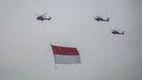 Tiga helikopter TNI terbang dengan mengibarkan bendera Merah Putih di kawasan Monas, Jakarta, Selasa (5/10/2021). ANTARA FOTO/Aprillio Akbar  