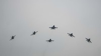 Selain itu 18 pesawat tempur TNI AU melaksanakan terbang formasi arrow head dan manuver bomb burst. Atraksi ini dimulai dengan aksi pesawat T-50i Golden Eagle memberikan ucapan selamat ulang tahun dari udara. ANTARA FOTO/Aprillio Akbar