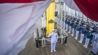 Sementara itu upacara peringatan HUT ke-76 TNI juga digelar di atas geladak KRI Bima Suci di Perairan Selat Malaka, Aceh, Selasa (5/10/2021). ANTARA FOTO/Muhammad Adimaja