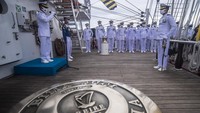 Kadiv Mesin KRI Bima Suci Mayor Laut (T) Budi Luhur selaku komandan upacara memimpin penghormatan pada upacara HUT Ke-76 Tentara Nasional Indonesia (TNI). ANTARA FOTO/Muhammad Adimaja