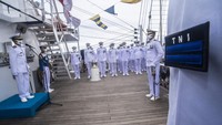 HUT TNI AL Ke-76 Tahun 2021 mengambil tema Dengan Semangat Jalesveva Jayamahe TNI Angkatan Laut Siap Mewujudkan Indonesia Tangguh, Indonesia Tumbuh. ANTARA FOTO/Muhammad Adimaja