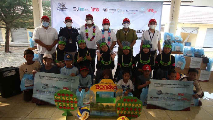 JMI-IFG Tanam Mangrove di Pulau Tunda Branch Manager Asuransi Jasindo Cab Serang, Bayu Warhaspati, Kepala Urusan TJSL Jasa Raharja, Hermanus Haurisa, Kabag Bisnis Jamkrindo Cab Serang, Wildan Firdaus, Sekretaris Perusahaan Indonesia Financial Group, Beko Setiawan, Kabag Humas Askrindo, M. Anton Musthofa, Milenial Askrindo Cab Serang, TB Nandarussalam, menanam pohon mangrove disela pemberian donasi pendidikan untuk anak nelayan di Pulau Tunda, Banten, Sabtu (2/10/2021).