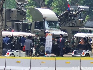 Canda Jokowi, KSAD Andika Perkasa Jadi Sopir Iriana Saat Tinjau Alutsista