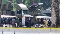 Presiden Jokowi turut melihat langsung pameran alutsista di depan Istana. (Foto: Farih/detikcom)