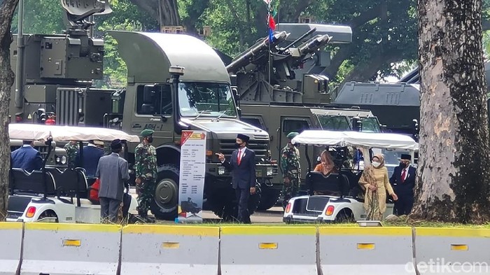 Jokowi melihat pameran alutsista di depan Istana.
