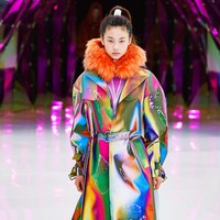 Dalam wawancaranya dengan W Korea baru-baru ini, Jung Ho Yeon mengungkap alasannya menjajal dunia akting. Ia kerap menghabiskan waktu sendiri dengan membaca buku dan menonton film. Hal itu pula yang mendorongnya untuk mengikuti kelas akting saat berada di Korea Selatan. Foto: dok Byblos