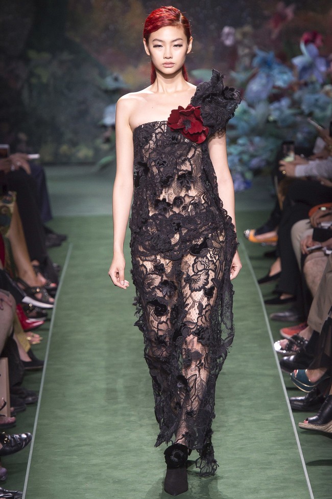 Lawan main Lee Jung Jae itu membuat rekaman audisi meski tak punya pengalaman akting. Jung Ho Yeon membaca naskah sepanjang hari kecuali saat harus makan. Saat itu, ia pun tengah mempersiapkan diri untuk panggung New York Fashion Week. Foto: dok. Fendi