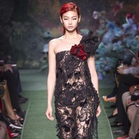 Lawan main Lee Jung Jae itu membuat rekaman audisi meski tak punya pengalaman akting. Jung Ho Yeon membaca naskah sepanjang hari kecuali saat harus makan. Saat itu, ia pun tengah mempersiapkan diri untuk panggung New York Fashion Week. Foto: dok. Fendi