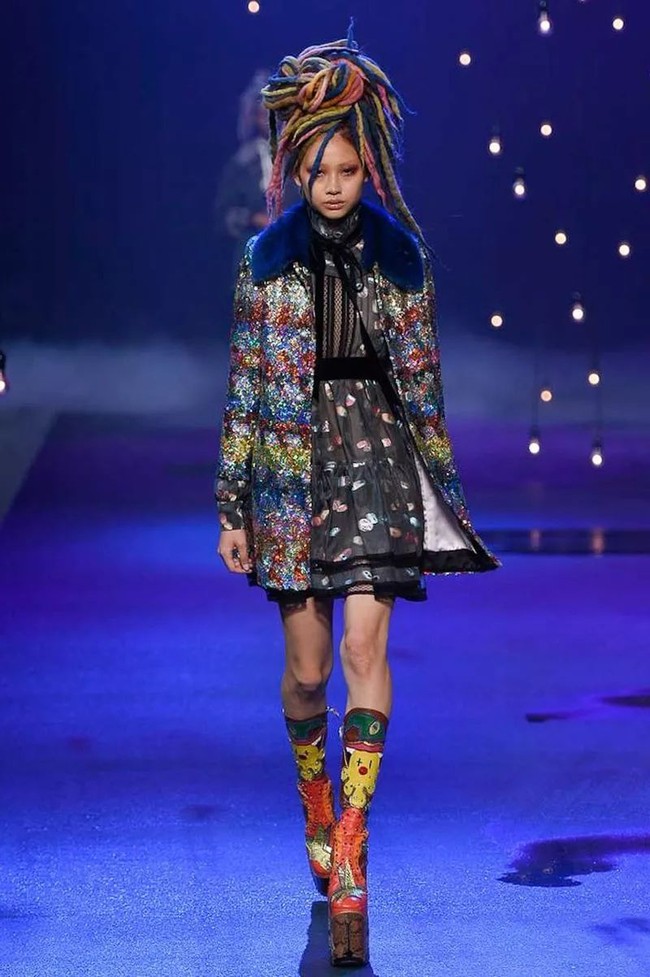 Tiga tahun berikutnya, Jung Ho Yeon memulai debut di panggung runway internasional lewat New York Fashion Week 2016 sebagai model Marc Jacobs. Kekasih Lee Dong Hwi itu pun memutuskan untuk mengganti warna rambutnya menjadi merah. Foto: dok. Marc Jacobs