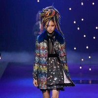 Tiga tahun berikutnya, Jung Ho Yeon memulai debut di panggung runway internasional lewat New York Fashion Week 2016 sebagai model Marc Jacobs. Kekasih Lee Dong Hwi itu pun memutuskan untuk mengganti warna rambutnya menjadi merah. Foto: dok. Marc Jacobs
