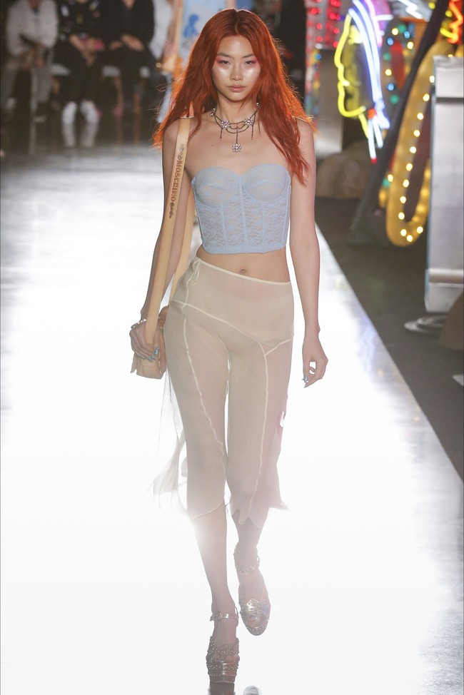 Setelah mengambil kelas akting, Jung Ho Yeon bergabung dengan Saram Entertainment yang akan mengelola aktivitasnya sebagai aktris. Secara tak terduga, ia mendapat tawaran casting pertama untuk membintangi Squid Game. Foto: dok. Moschino