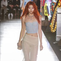 Setelah mengambil kelas akting, Jung Ho Yeon bergabung dengan Saram Entertainment yang akan mengelola aktivitasnya sebagai aktris. Secara tak terduga, ia mendapat tawaran casting pertama untuk membintangi Squid Game. Foto: dok. Moschino