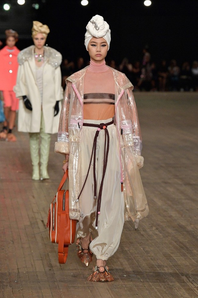 Jung Ho Yeon sukses memulai debut akting sebagai pembelot Korea Utara yang menjalani hidup sebagai pencopet dan mengikuti permainan bertahan hidup. Berkat Squid Game, ia mengalahkan popularitas Song Hye Kyo di Instagram dengan 13,5 juta followers (@hoooooyeony). Foto: dok. SLAVEN VLASIC/GETTY IMAGES NORTH AMERICA/GETTY IMAGES VIA AFP