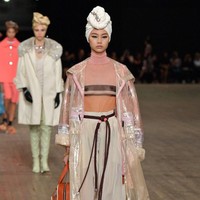 Jung Ho Yeon sukses memulai debut akting sebagai pembelot Korea Utara yang menjalani hidup sebagai pencopet dan mengikuti permainan bertahan hidup. Berkat Squid Game, ia mengalahkan popularitas Song Hye Kyo di Instagram dengan 13,5 juta followers (@hoooooyeony). Foto: dok. SLAVEN VLASIC/GETTY IMAGES NORTH AMERICA/GETTY IMAGES VIA AFP