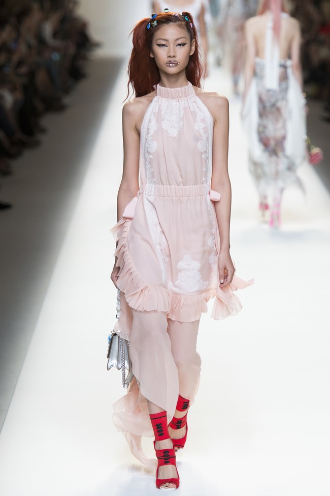 Pemeran Kang Sae Byeok dalam Squid Game ini pun menjadi model eksklusif Louis Vuitton saat perhelatan Paris Fashion Week 2016. Semakin banyak dikenal, Jung Ho Yeon pun digaet menjadi model rumah mode Marc Jacobs, Alberta Ferretti, dan Fendi. Foto: dok. Fendi