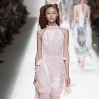 Pemeran Kang Sae Byeok dalam Squid Game ini pun menjadi model eksklusif Louis Vuitton saat perhelatan Paris Fashion Week 2016. Semakin banyak dikenal, Jung Ho Yeon pun digaet menjadi model rumah mode Marc Jacobs, Alberta Ferretti, dan Fendi. Foto: dok. Fendi