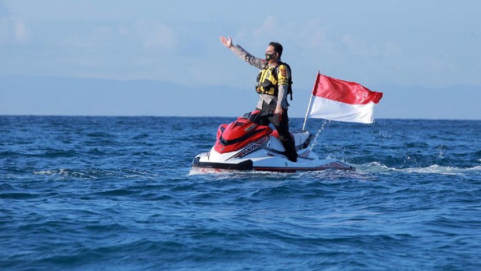 Kapolda NTB Gelar Atraksi Jetski untuk Ucapkan HUT TNI Kapolda NTB Irjen Mohammad Iqbal menggelar atraksi jetski dari pesisir hingga tengah laut antara Pulau Lombok dan Bali. Atraksi itu untuk mengucapkan HUT ke-76 TNI.