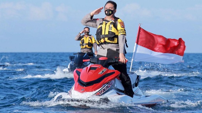 Kapolda NTB Gelar Atraksi Jetski untuk Ucapkan HUT TNI Kapolda NTB Irjen Mohammad Iqbal menggelar atraksi jetski dari pesisir hingga tengah laut antara Pulau Lombok dan Bali. Atraksi itu untuk mengucapkan HUT ke-76 TNI.