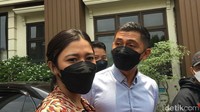 Tidak sendiri, Kenang Mirdad kali ini ditemani adiknya, Nay Mirdad. Foto: Hanif/detikHOT