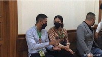 Ini adalah kali pertama Kenang Mirdad datang ke sidang cerai. Foto: Hanif/detikHOT