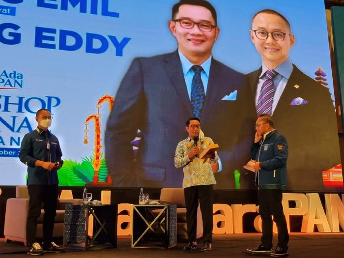 Ketua Umum PAN Zulkifli Hasan mengaku baru dua kali bertemu secara tatap muka dengan Gubernur Jawa Barat, Ridwan Kamil. Setelah pertemuan kedua, Zulkifli mengaku jatuh cinta dengan Kang Emil. Apakah ini sinyal PAN bakal usung RK di Pilpres 2024?