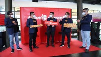 Hadir (ki-ka) Chief Operating Officer Lion Parcel Mohammad Fadli, Chief Marketing Officer Lion Kenny Kwanto, Chief Executive Officer Lion Parcel Farian Kirana, Chief Compliance & Network Officer Lion Parcel Victor Ary Subekti, Chief Sales Officer Lion Parcel Arif Wibowo turut serta dalam acara perkenalan layanan terbaru Jagopack sebagai bentuk kontribusinya dalam pemulihan produktivitas dan ekonomi masyarakat, di Jakarta, Senin (4/10/2021). 