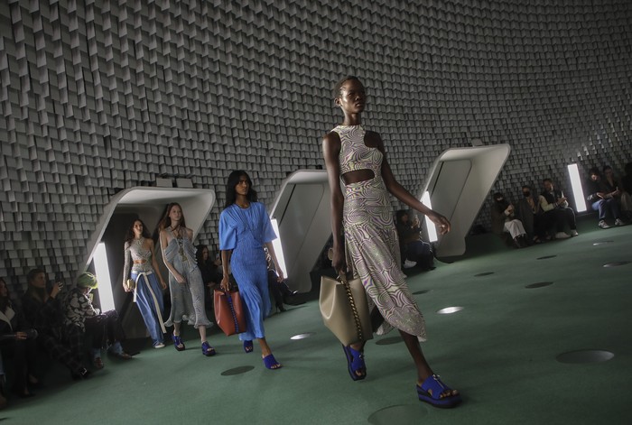 Koleksi Stella McCartney Spring-Summer 2022 .(Foto: Vianney Le Caer/Invision/AP) Koleksi Stella McCartney Spring-Summer 2022 .(Foto: Vianney Le Caer/Invision/AP)