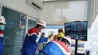 Nampak Ahok sedang memperhatikan layar monitor, sambil berbincang dengan pegawai Pertamina.Foto: Dok. Istimewa/Instagram @basukibtp