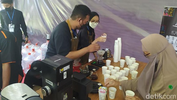 Potensi kopi Magelang sendiri begitu melimpah karena ada lima gunung dan banyak bukit. Hampir semua jenis kopi dari arabika, robusta, excelsa, semua ada di Magelang. Cita rasa kopi dari masing-masing bukit dan gunung itu berbeda-beda semua. (Eko Susanto/detikTravel) Potensi kopi Magelang sendiri begitu melimpah karena ada lima gunung dan banyak bukit. Hampir semua jenis kopi dari arabika, robusta, excelsa, semua ada di Magelang. Cita rasa kopi dari masing-masing bukit dan gunung itu berbeda-beda semua. (Eko Susanto/detikTravel)