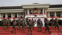 Danjen Kopassus Mayjen TNI Mohamad Hasan bersama pasukan mengikuti rangkaiam upacara HUT ke 76 TNI secara virtual di Makokopassus, Cijantung, Jakarta Timur, Selasa (5/10/2021). Upacara serentak ini digelar secara virtual dengan dipusatkan di Istana Negara Jakarta.
