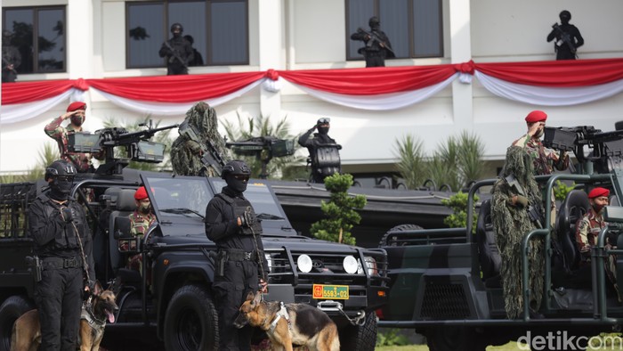 Danjen Kopassus Mayjen TNI Mohamad Hasan bersama pasukan mengikuti rangkaiam upacara HUT ke 76 TNI secara virtual di Makokopassus, Cijantung, Jakarta Timur, Selasa (5/10/2021). Upacara serentak ini digelar secara virtual dengan dipusatkan di Istana Negara Jakarta.