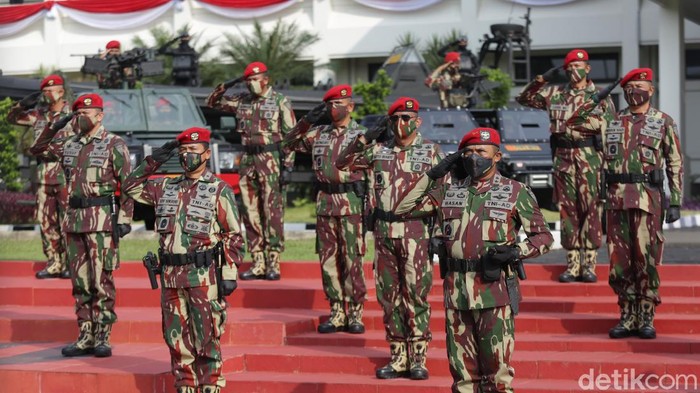 Danjen Kopassus Mayjen TNI Mohamad Hasan bersama pasukan mengikuti rangkaiam upacara HUT ke 76 TNI secara virtual di Makokopassus, Cijantung, Jakarta Timur, Selasa (5/10/2021). Upacara serentak ini digelar secara virtual dengan dipusatkan di Istana Negara Jakarta.