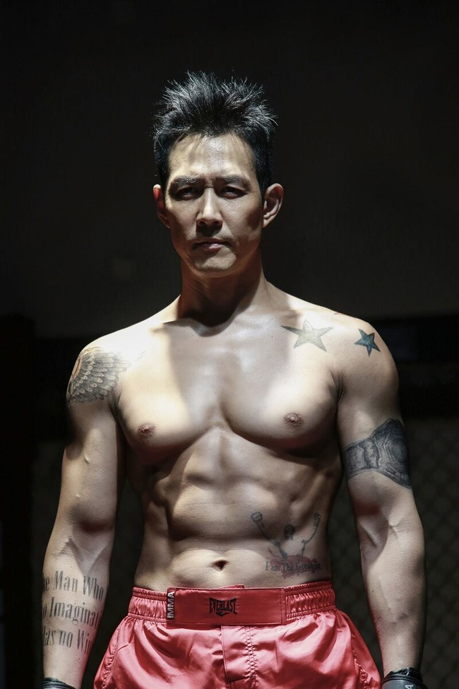 Memerankan seorang petarung di usia 41 tahun saat itu, Lee Jung Jae berusaha keras membuat tubuhnya atletis dan berotot. “Selama setahun aku bangun pagi, makan, olahraga, makan dan olahraga. Itu menjadi rutinitasku,” kata aktor yang kini berusia 48 tahun itu. Foto: Instagram