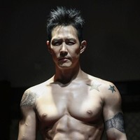 Memerankan seorang petarung di usia 41 tahun saat itu, Lee Jung Jae berusaha keras membuat tubuhnya atletis dan berotot. “Selama setahun aku bangun pagi, makan, olahraga, makan dan olahraga. Itu menjadi rutinitasku,” kata aktor yang kini berusia 48 tahun itu. Foto: Instagram