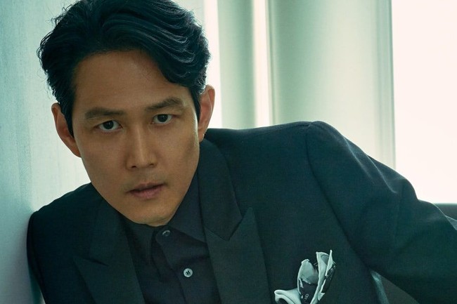 Dan inilah Lee Jung Jae di dunia nyata. Sudah terjun ke dunia akting sejak 1993 hingga meraih gelar aktor terbaik berkali-kali, Jung Jae kini juga menjadi CEO dari label entertainment Artist Company yang menaungi banyak artis Korea terkenal. Foto: Instagram