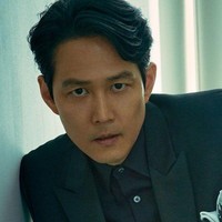 Dan inilah Lee Jung Jae di dunia nyata. Sudah terjun ke dunia akting sejak 1993 hingga meraih gelar aktor terbaik berkali-kali, Jung Jae kini juga menjadi CEO dari label entertainment Artist Company yang menaungi banyak artis Korea terkenal. Foto: Instagram