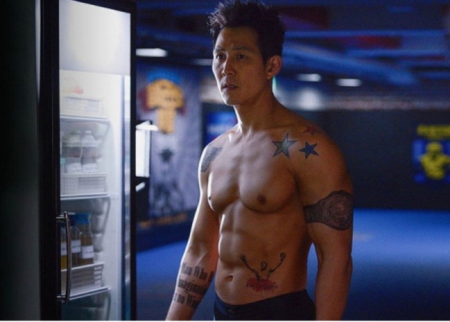 Melihat penampilan Lee Jung Jae yang berbeda dari Seong Gi-hun di dunia nyata, para penonton Squid Game pun kaget. Apalagi ketika melihat foto Lee Jung Jae bertubuh kekar berotot saat membintangi film Korea Big Match. Foto: Artist Company