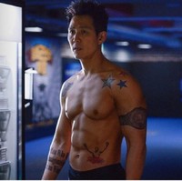 Melihat penampilan Lee Jung Jae yang berbeda dari Seong Gi-hun di dunia nyata, para penonton Squid Game pun kaget. Apalagi ketika melihat foto Lee Jung Jae bertubuh kekar berotot saat membintangi film Korea Big Match. Foto: Artist Company