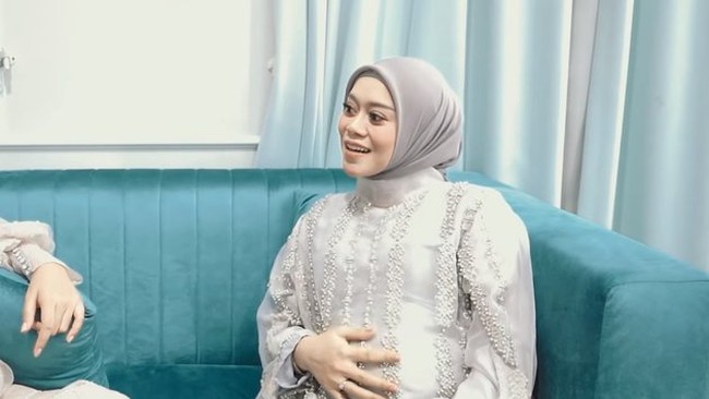 Dalam sesi pemotretan tersebut baby bump dari Lesti Kejora, Aurel Hermansyah, Nagita Slavina, dan Paula Verhoeven sudah jelas terlihat. Tak sedikit netizen yang juga dibuat salfok melihat perut Lesti Kejora yang ternyata sudah cukup besar. Foto: Instagram