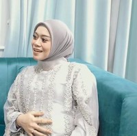 Dalam sesi pemotretan tersebut baby bump dari Lesti Kejora, Aurel Hermansyah, Nagita Slavina, dan Paula Verhoeven sudah jelas terlihat. Tak sedikit netizen yang juga dibuat salfok melihat perut Lesti Kejora yang ternyata sudah cukup besar. Foto: Instagram